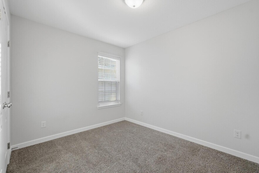 Building Photo - 2050 Lillius St