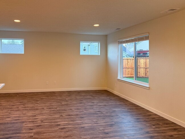 Building Photo - 505-507 NW Hillcrest Dr