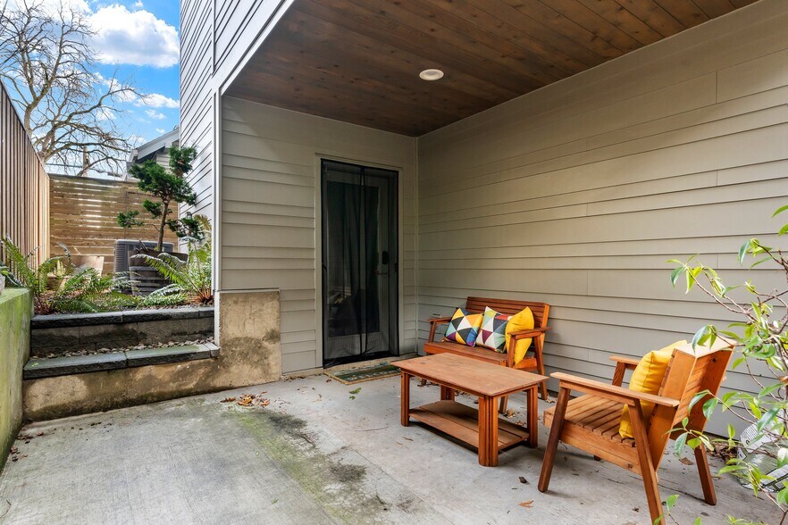 Backyard outdoor space. No yard maintennce! - 2335 NE Couch St