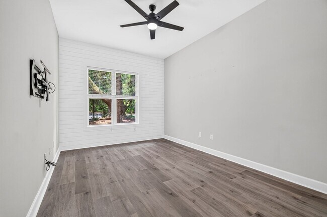Building Photo - Modern Comfort in the Heart of Johns Island