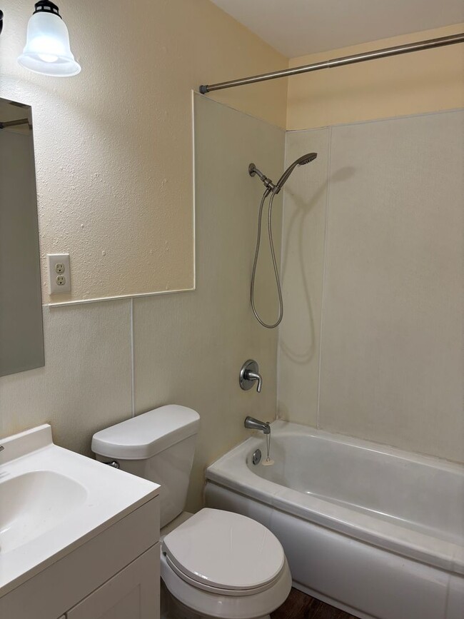 Building Photo - 3/2 Near Downtown Sherman!