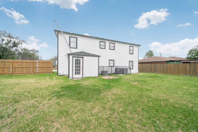 Building Photo - 904 Beverly Ave