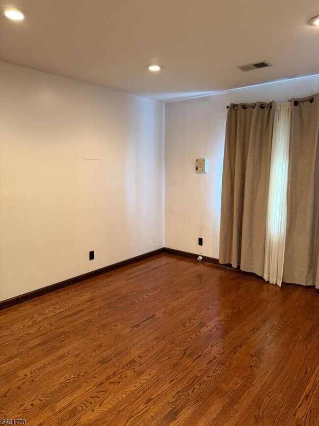 Building Photo - 52 Heckel St