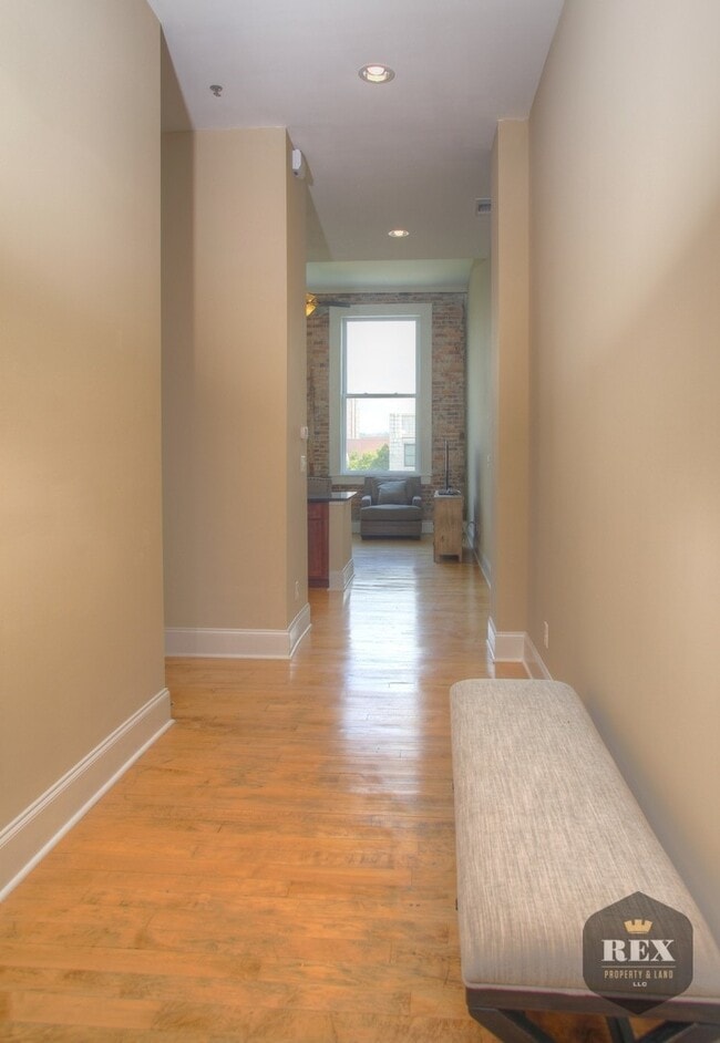 Building Photo - 1-Bedroom Loft, Furnished or Unfurnished ,...