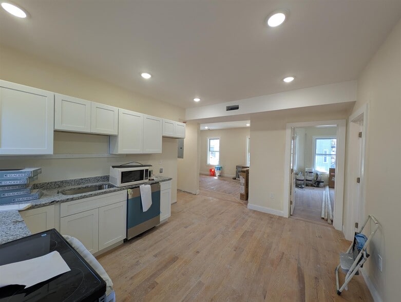 Building Photo - 5 Lowell Cir