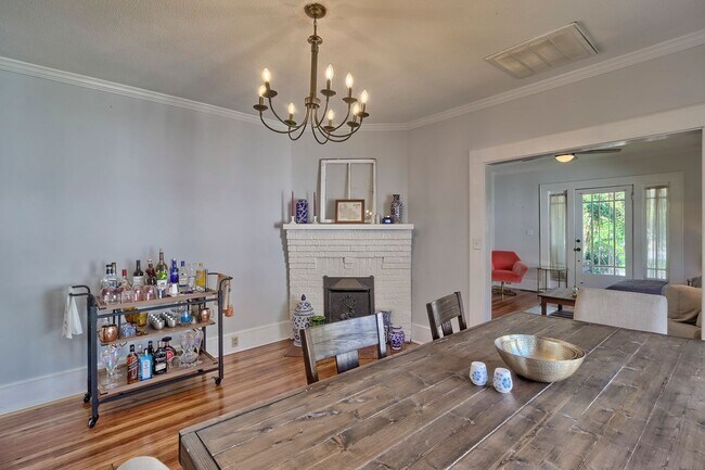 Building Photo - Adorable Bungalow in Highly Sought-After C...