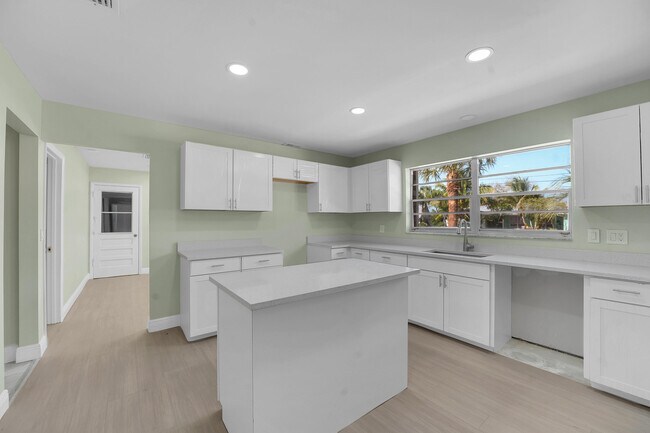 Building Photo - 154 SE Naranja Ave