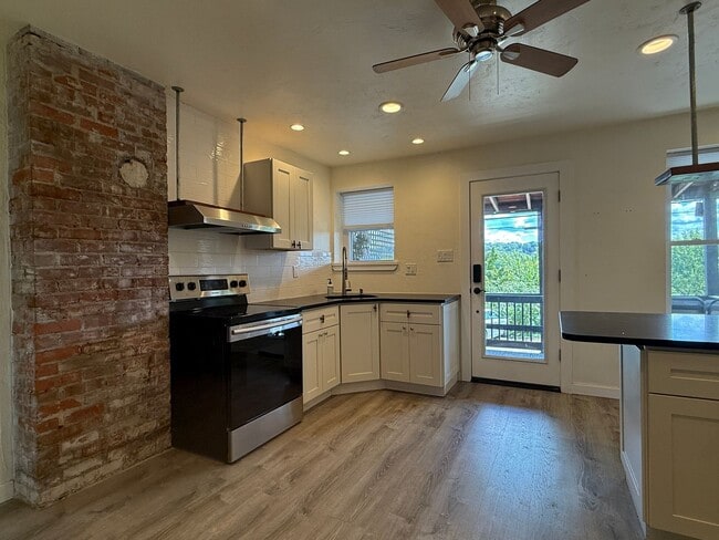 Building Photo - Charming Riverfront 2BR Walking Distance t...