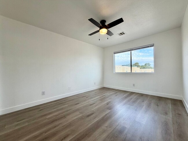 Building Photo - Light and Bright Henderson condo