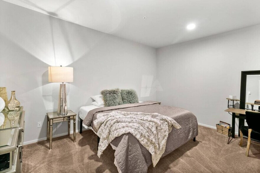 Building Photo - 624 E 32nd St