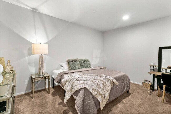 Building Photo - 624 E 32nd St