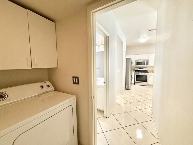 Building Photo - Amazing Peccole Ranch Home 4 beds & Pool