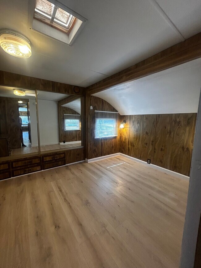 Building Photo - 1120 N Justice Dr