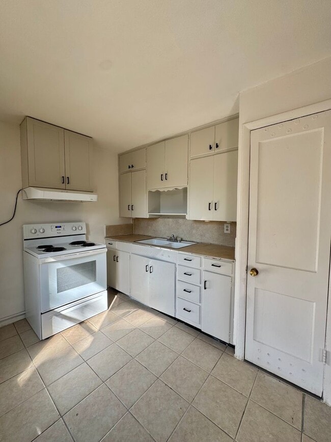 Building Photo - NOW AVAILABLE - Updated Studio Apartment w...