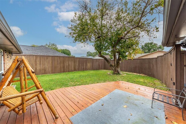Building Photo - 4636 Versailles Ln