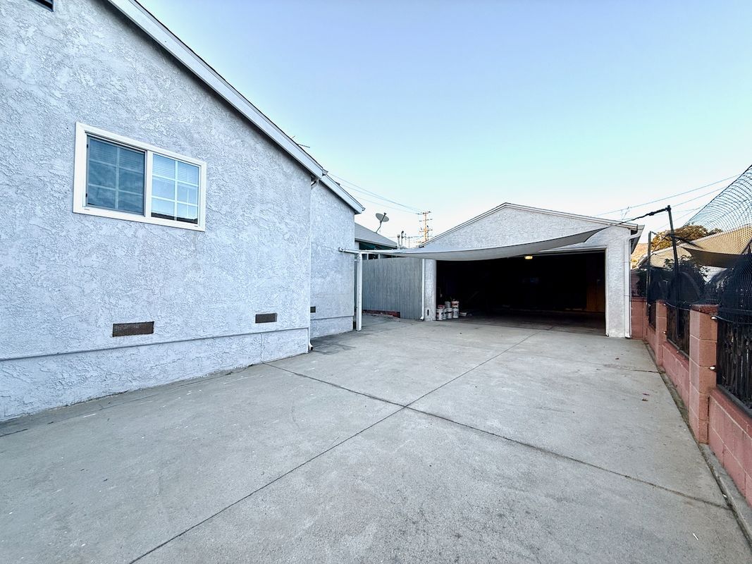 Building Photo - 1004 S Bruce Ln