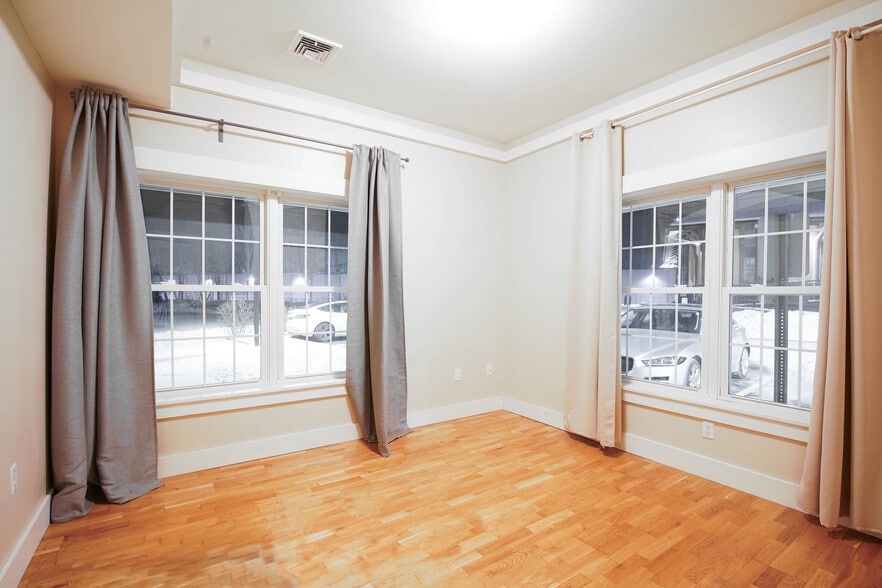 Building Photo - 54 Loomis St