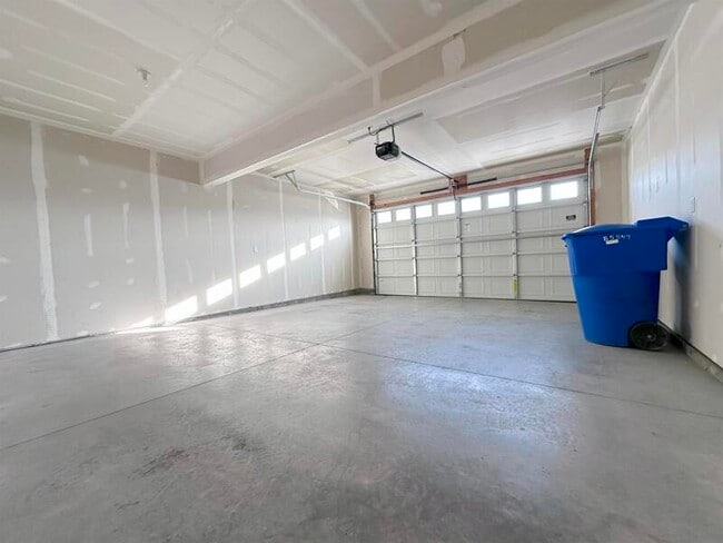 Building Photo - 225 950 E