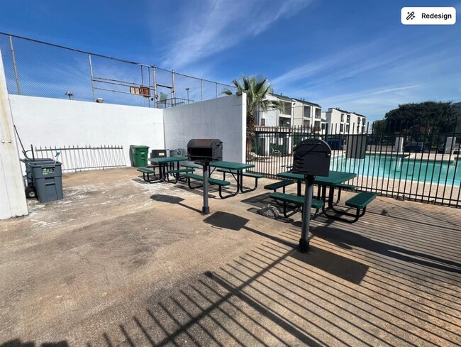 Building Photo - 2830 S Bartell Dr