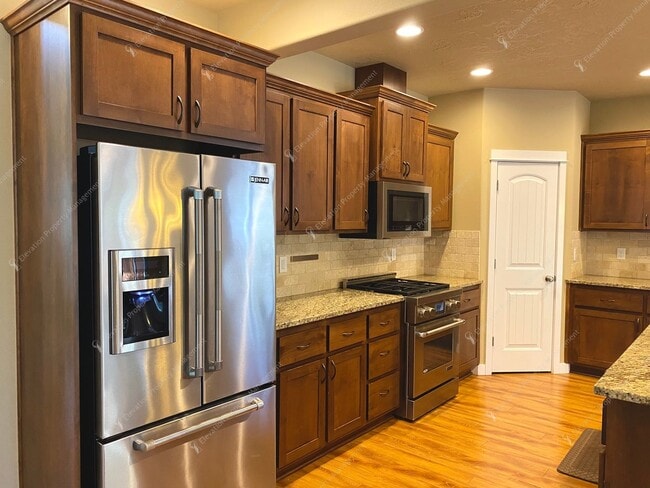 Building Photo - SW Bend Home Close to Old Mill & Deschutes River Trail