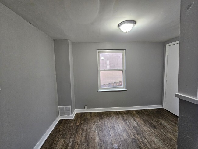 Building Photo - 2 bedroom 1 bath house for rent in West Mi...