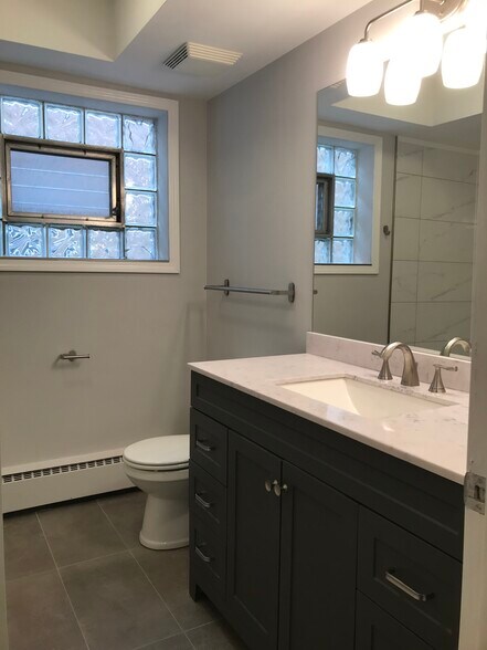 Building Photo - 8022 Oriole Ave