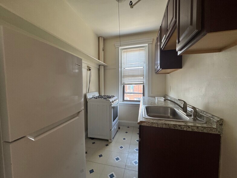 Building Photo - 352 Riverway