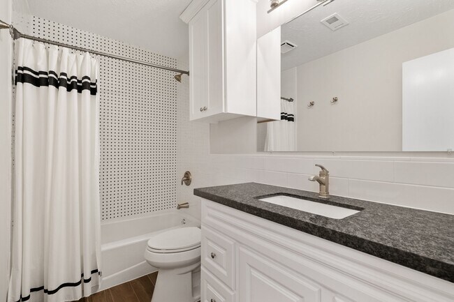 Building Photo - 1931 Invermere Dr