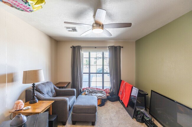 Building Photo - Beautiful 4 Bedroom 2 Bath Home!