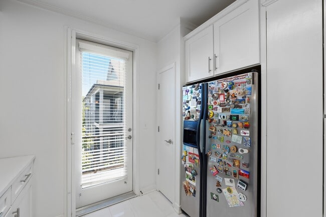 Building Photo - 380 Island Dr