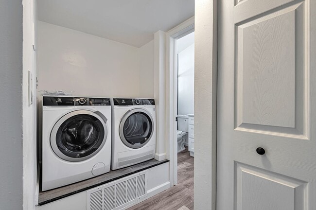 Building Photo - **First Month Free**