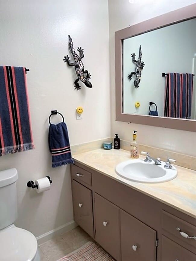 Building Photo - Lovely Home in W. Redding!!