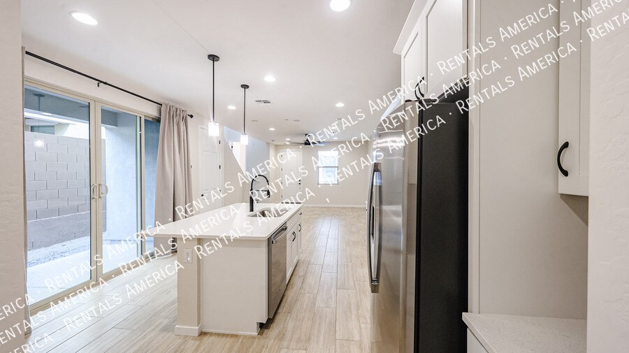 Building Photo - 2858 N Evergreen St