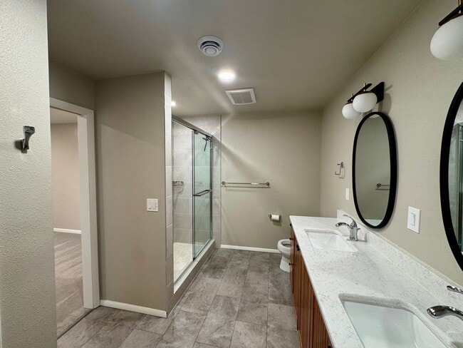 Building Photo - 2045 Eastridge Dr