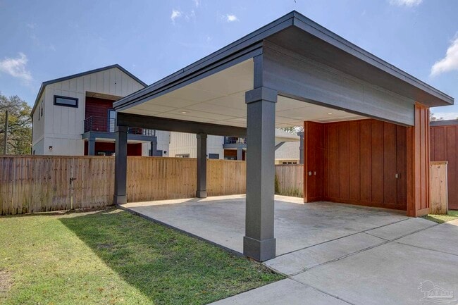 Building Photo - 524 W De Soto St
