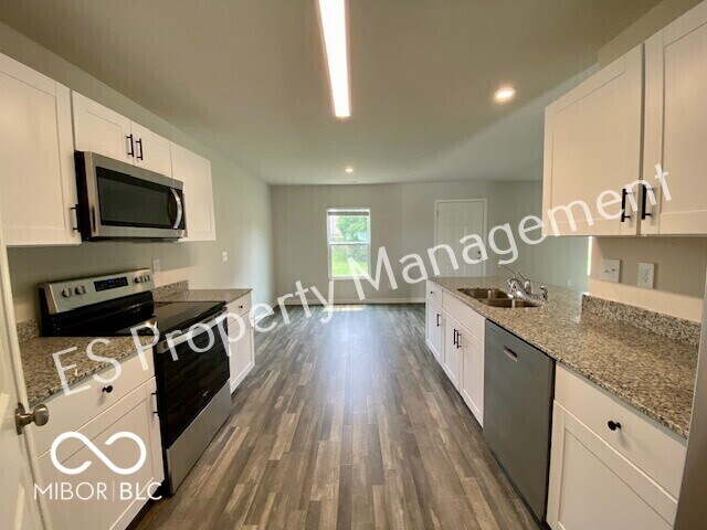 Building Photo - 2913 W Kings Cyn Dr