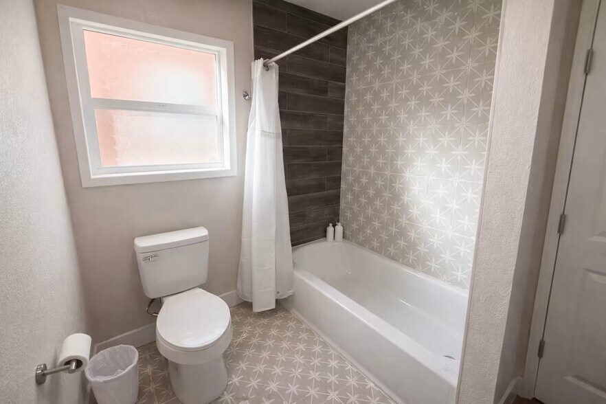 Building Photo - 3711 Nashville Ave