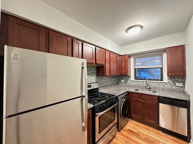 Building Photo - 693 Elm Pl