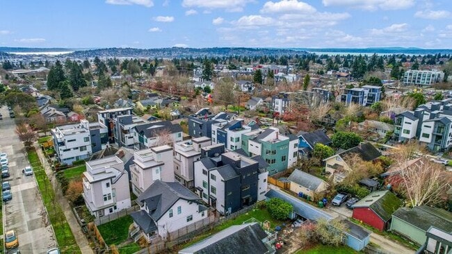 Building Photo - Stunning Modern Air-Conditioned Townhome in Coveted Whittier Heights