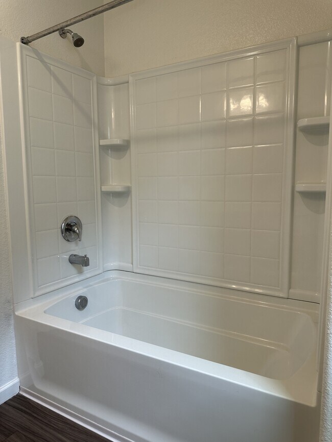 Building Photo - Manteca 5 Bedroom, 3 Bath Executive Style ...