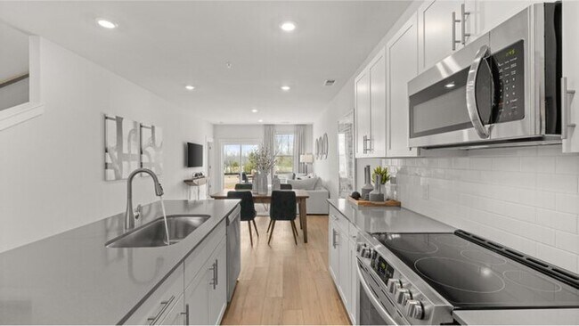 Building Photo - This well-maintained 3-bedroom, 3-bath hom...
