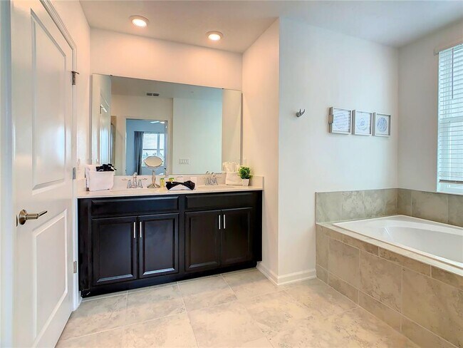 Building Photo - 9331 Sommerset Hills Dr
