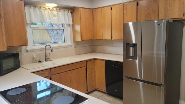Building Photo - 3 Bed, 3 Bath with Downstairs Kitchenette ...