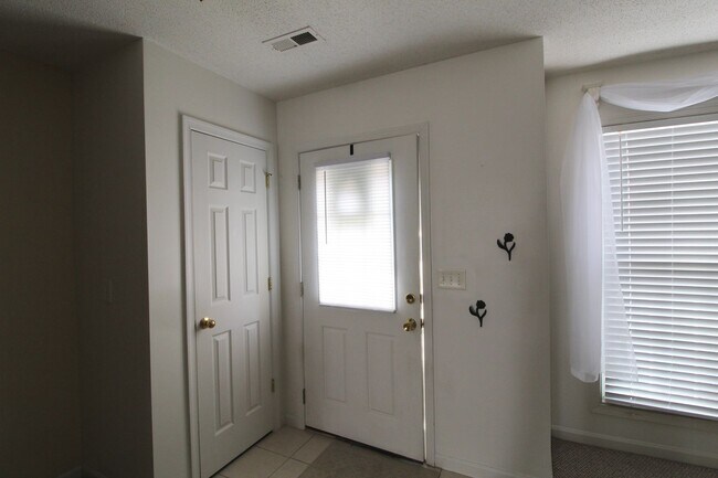 Building Photo - Liberty Square Townhome with Fenced Yard!