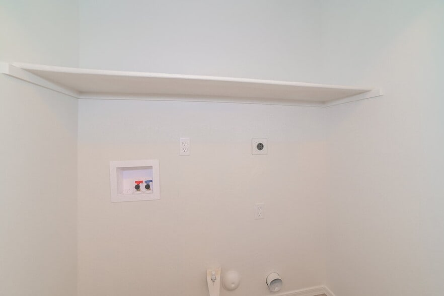 Building Photo - 323 N Ocean Dr