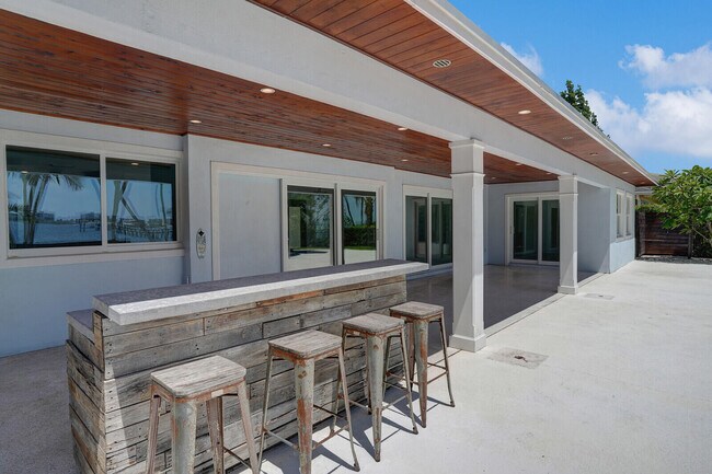 Building Photo - 930 S Lakeside Dr