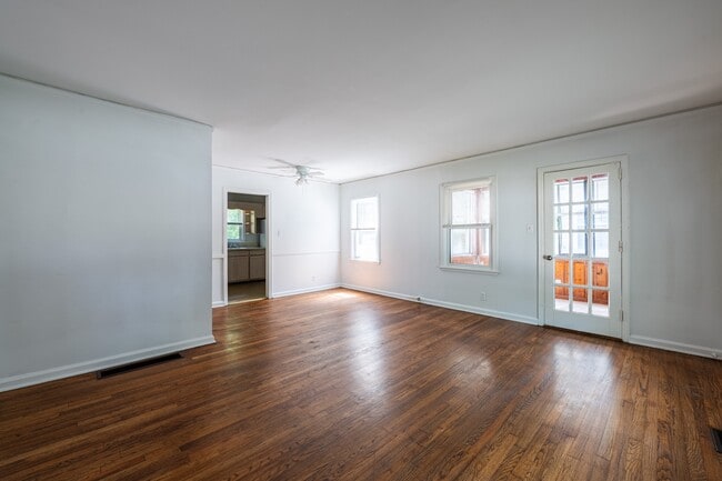 Building Photo - 1555 Venetian Dr SW