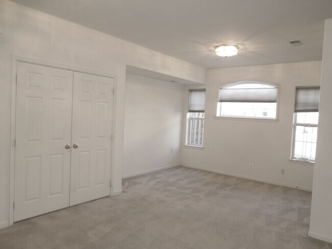 Building Photo - 202 Spencer Terrace SE