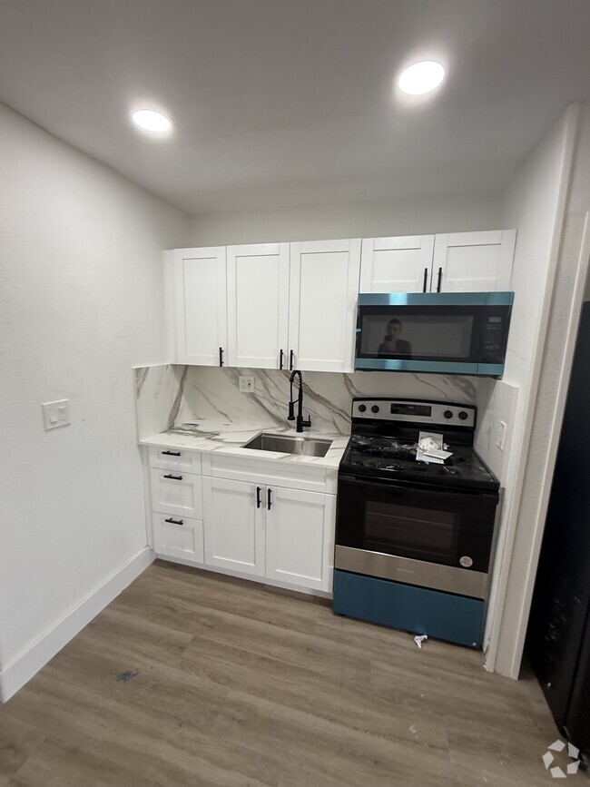 Building Photo - 305 SW 7th Ct