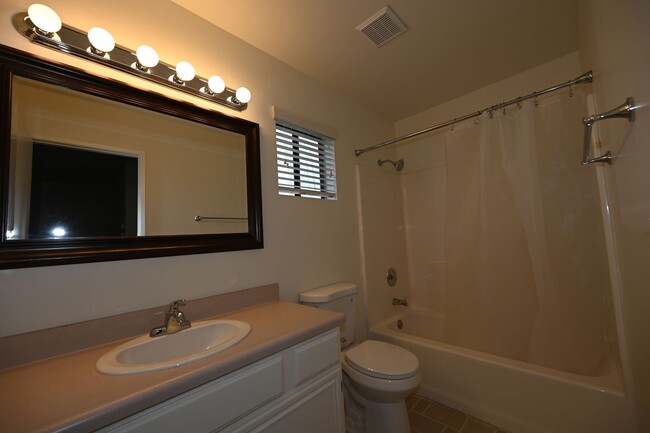 Building Photo - Spacious 3 Bed / 2.5 Bath Townhome in Gated Community – El Cajon